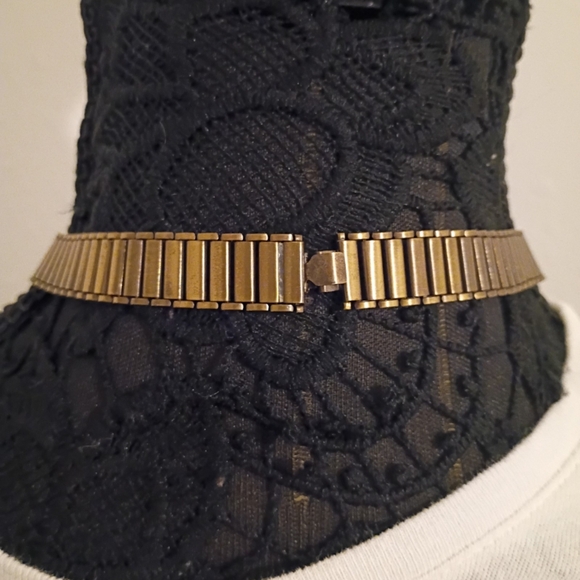 Source Unknown Gold Necklace with Green Accent - Picture 2 of 4